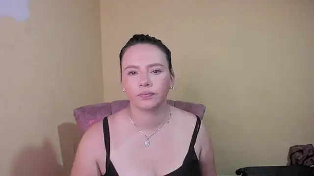 Snapshot of lauraguzman chatting on 3, 6, 2026 lauraguzman online show from 3, 6, 2026