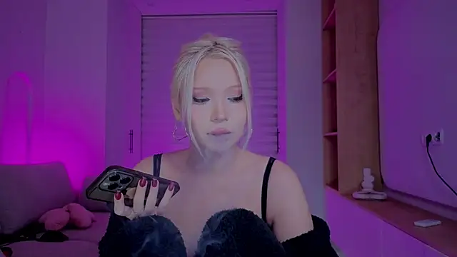 Snapshot of RileyMee chatting on 4, 11, 2025 RileyMee online show from 4, 11, 2025