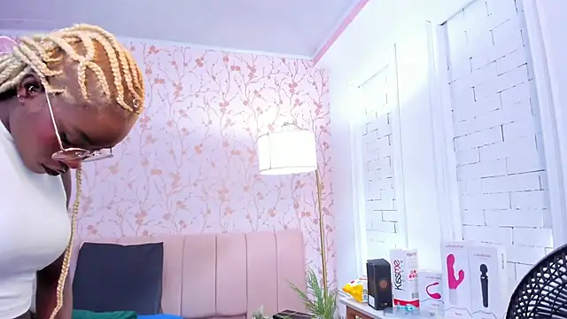 Snapshot of amber-hill chatting on 18, 12, 2025 amber-hill online show from 18, 12, 2025