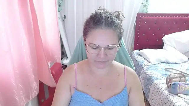Snapshot of helenca43 chatting on 24, 9, 2025 helenca43 online show from 24, 9, 2025