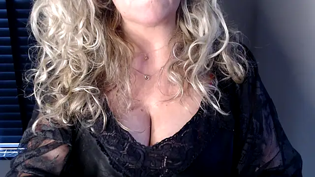 Snapshot of JenniLowen chatting on 2, 1, 2025 JenniLowen online show from 2, 1, 2025
