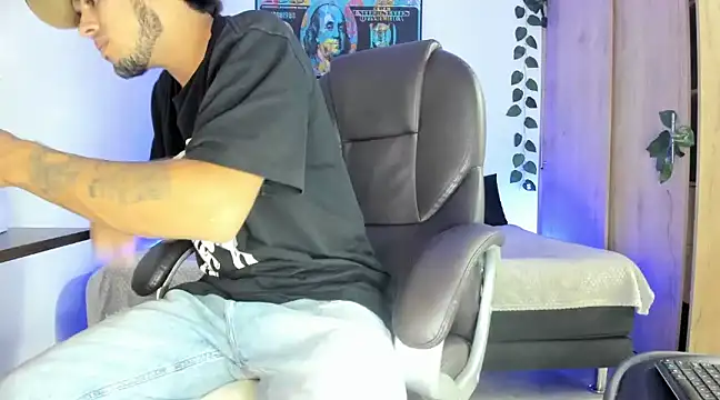 Snapshot of mikee_scooth chatting on 8, 3, 2025 mikee scooth online show from 8, 3, 2025