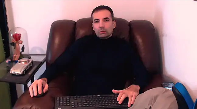 Snapshot of Leo_1617 chatting on 16, 12, 2024 Leo 1617 online show from 16, 12, 2024