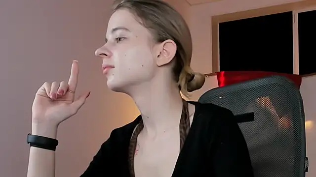 Snapshot of TinaDavil chatting on 9, 2, 2026 TinaDavil online show from 9, 2, 2026