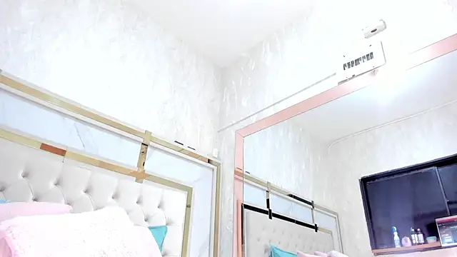 Victoriaa millers online show from 4, 10, 2025