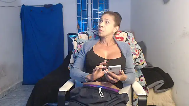 Snapshot of Antonella_borja chatting on 11, 11, 2025 Antonella borja online show from 11, 11, 2025