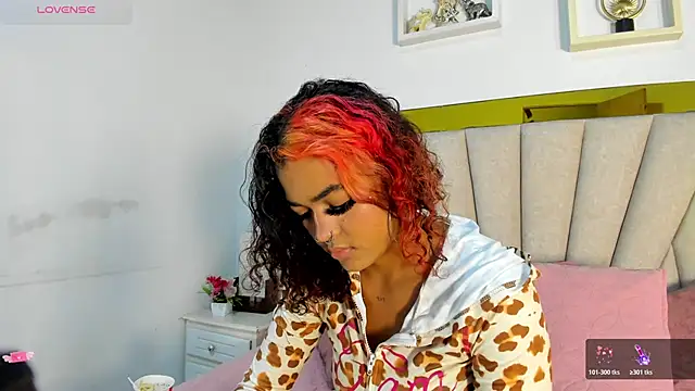 Snapshot of vahiolet_fuentes chatting on 2, 12, 2025 vahiolet fuentes online show from 2, 12, 2025