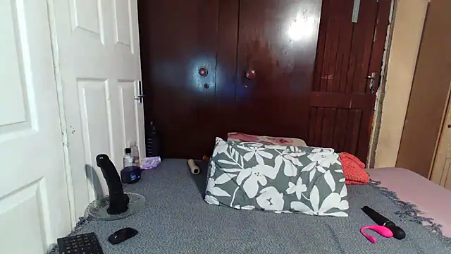 Snapshot of Smoochy_ chatting on 4, 12, 2025 Smoochy online show from 4, 12, 2025