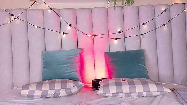 BriaConner  online show from 20, 11, 2025