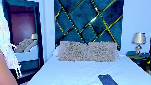 Criss Ariana online show from 4, 3, 2025