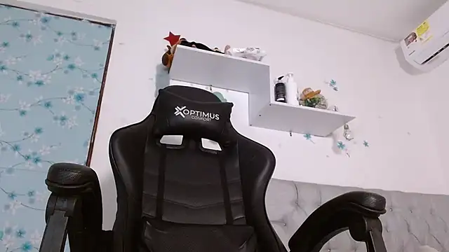 Snapshot of miss_valery2 chatting on 5, 10, 2025 miss valery2 online show from 5, 10, 2025