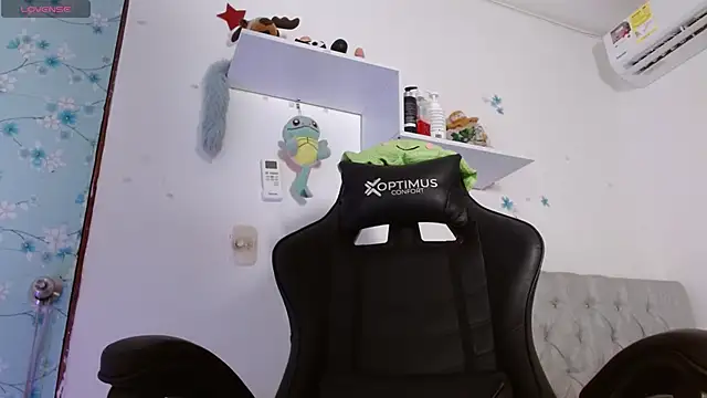 Snapshot of miss_valery2 chatting on 30, 11, 2025 miss valery2 online show from 30, 11, 2025