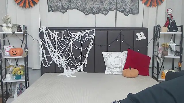 LauraHlot online show from 23, 10, 2025