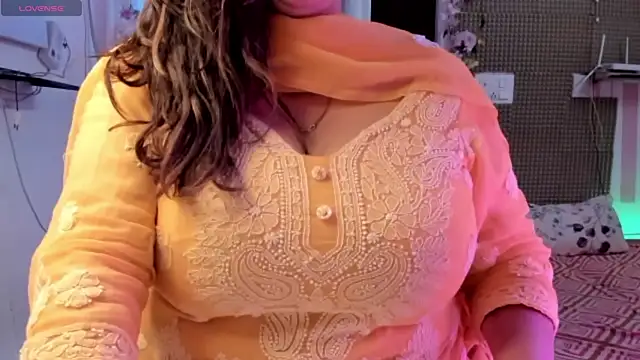 Snapshot of Gulabi_Queen chatting on 8, 3, 2025 Gulabi Queen online show from 8, 3, 2025