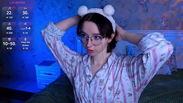 Nora Failure online show from 4, 12, 2025