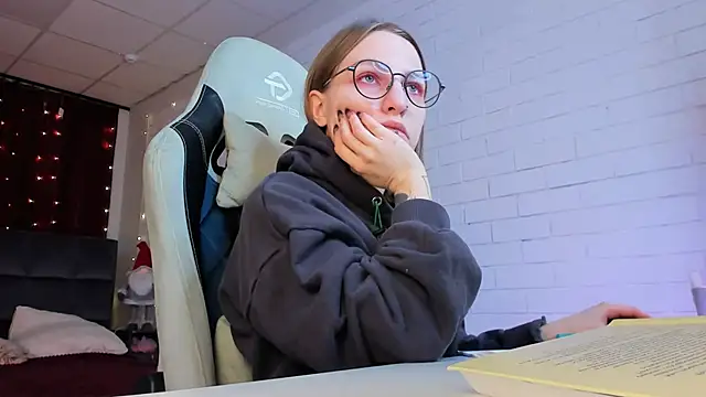 Snapshot of AphexQueen chatting on 10, 2, 2025 AphexQueen online show from 10, 2, 2025