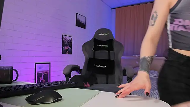 Snapshot of AphexQueen chatting on 7, 11, 2025 AphexQueen online show from 7, 11, 2025