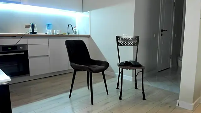 Snapshot of Emma_Flin chatting on 4, 12, 2025 Emma Flin online show from 4, 12, 2025