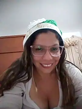 Snapshot of Carliina_Soussa chatting on 4, 12, 2025 Carliina Soussa online show from 4, 12, 2025