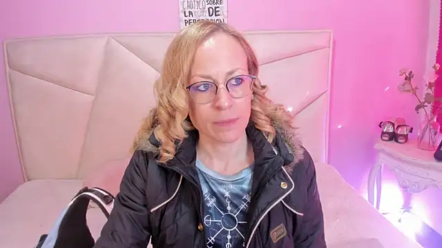 Snapshot of SammySanders chatting on 4, 10, 2025 SammySanders online show from 4, 10, 2025