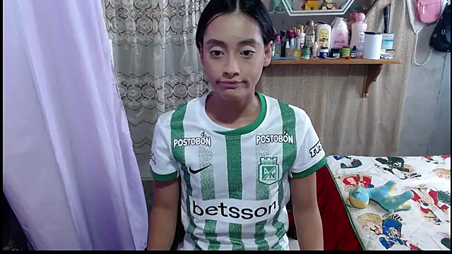 Snapshot of Lunawillis chatting on 17, 12, 2025 Lunawillis online show from 17, 12, 2025