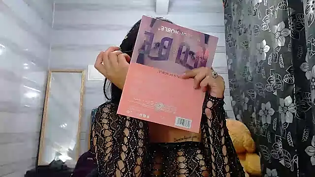 lily jamesx online show from 19, 2, 2025