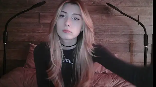 ErikaShyy online show from 10, 3, 2025