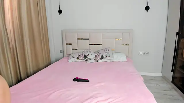 Lola Peach online show from 14, 4, 2026