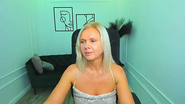 AgathaKlouin online show from 18, 9, 2025