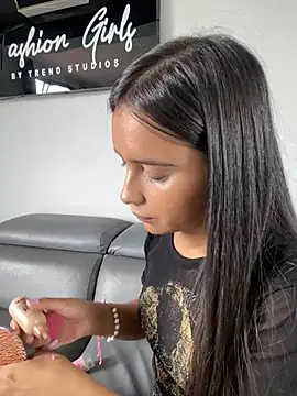 RoxyRoss  online show from 1, 2, 2025