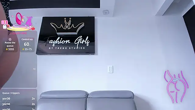 RoxyRoss  online show from 6, 3, 2025