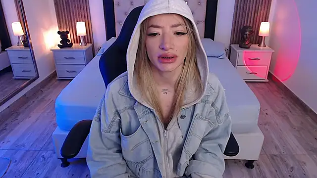 Snapshot of zoe_jones13 chatting on 11, 9, 2025 zoe jones13 online show from 11, 9, 2025