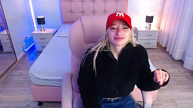 Snapshot of zoe_jones13 chatting on 5, 11, 2025 zoe jones13 online show from 5, 11, 2025