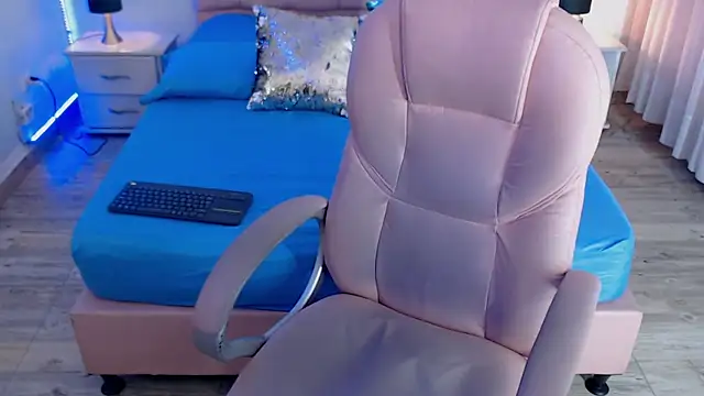 Snapshot of zoe_jones13 chatting on 15, 11, 2025 zoe jones13 online show from 15, 11, 2025