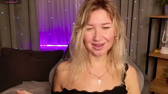 Snapshot of MilaBott chatting on 9, 10, 2025 MilaBott online show from 9, 10, 2025