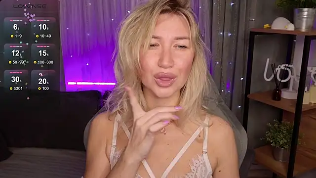 Snapshot of MilaBott chatting on 7, 11, 2025 MilaBott online show from 7, 11, 2025