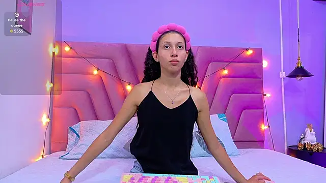 Snapshot of Beautifulskinny18 chatting on 14, 10, 2025 Beautifulskinny18 online show from 14, 10, 2025