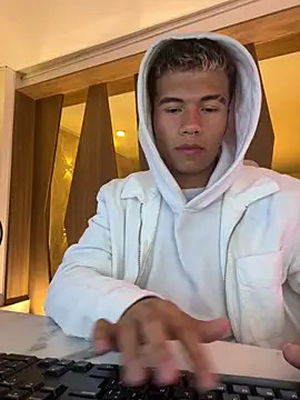 Logan smith1 online show from 15, 2, 2025