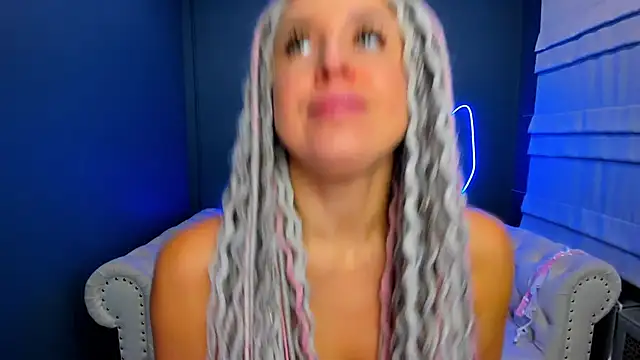 Snapshot of rock_n_roxy chatting on 21, 10, 2025 rock n roxy online show from 21, 10, 2025