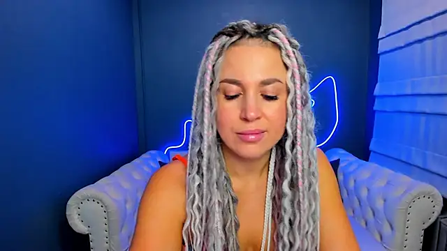 Snapshot of rock_n_roxy chatting on 25, 10, 2025 rock n roxy online show from 25, 10, 2025