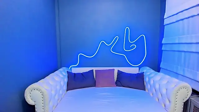 Snapshot of rock_n_roxy chatting on 28, 10, 2025 rock n roxy online show from 28, 10, 2025