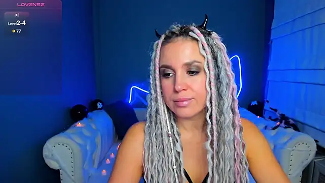 Snapshot of rock_n_roxy chatting on 31, 10, 2025 rock n roxy online show from 31, 10, 2025