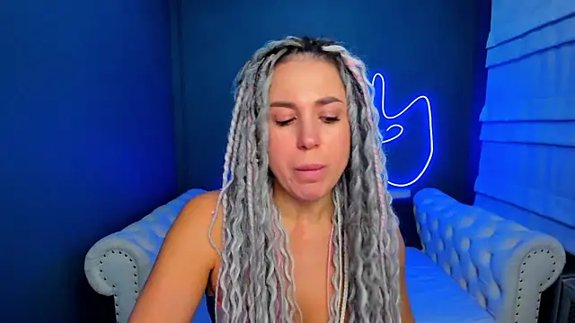 Snapshot of rock_n_roxy chatting on 6, 11, 2025 rock n roxy online show from 6, 11, 2025