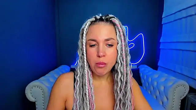 Snapshot of rock_n_roxy chatting on 11, 11, 2025 rock n roxy online show from 11, 11, 2025