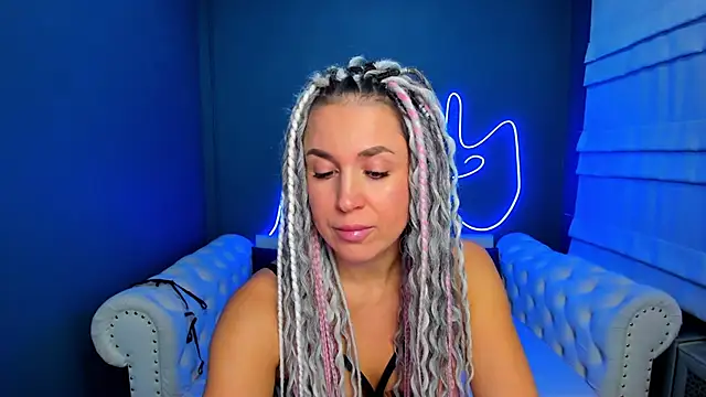 Snapshot of rock_n_roxy chatting on 15, 11, 2025 rock n roxy online show from 15, 11, 2025