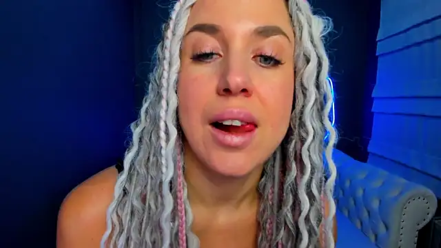 Snapshot of rock_n_roxy chatting on 17, 11, 2025 rock n roxy online show from 17, 11, 2025