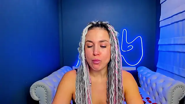 Snapshot of rock_n_roxy chatting on 1, 12, 2025 rock n roxy online show from 1, 12, 2025