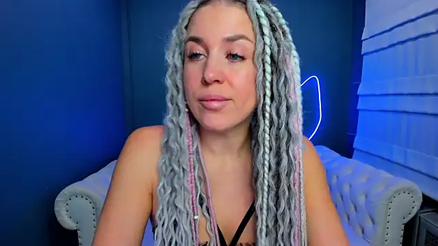 Snapshot of rock_n_roxy chatting on 17, 12, 2025 rock n roxy online show from 17, 12, 2025