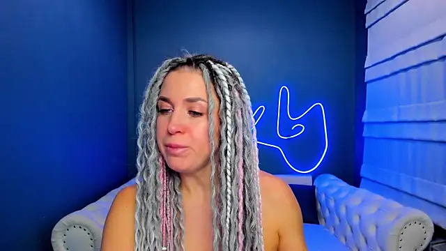 Snapshot of rock_n_roxy chatting on 18, 12, 2025 rock n roxy online show from 18, 12, 2025