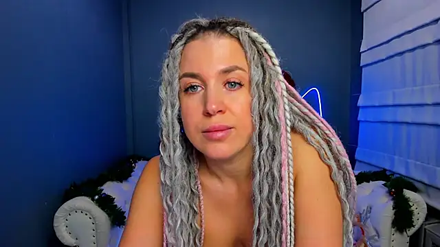 Snapshot of rock_n_roxy chatting on 23, 12, 2025 rock n roxy online show from 23, 12, 2025